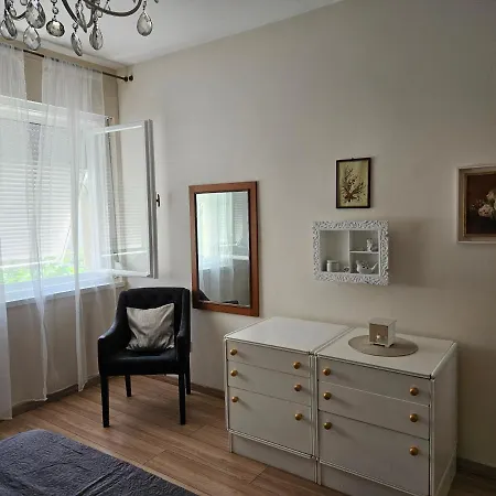 Quiet 2br Apt Split